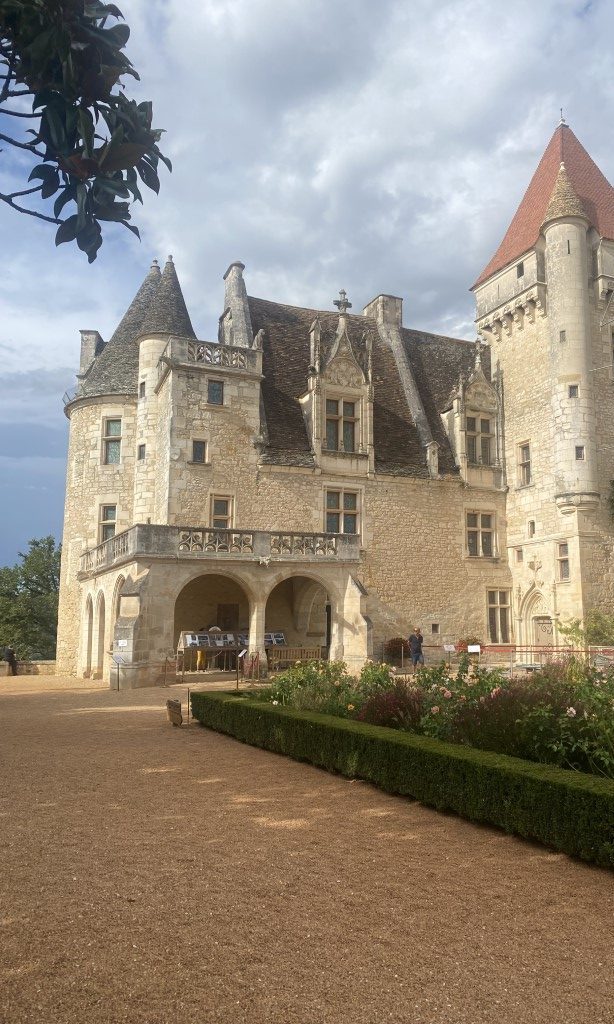 Château des Milandes, 24250 Castelnaud-la-Chapelle. 15th-century castle, once home of entertainer Josephine Baker